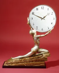Fille agenouillée avec une horloge