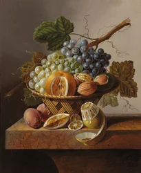 Raisins, une orange et des noix dans un panier en osier avec un citron et des prunes, le tout sur une corniche en marbre