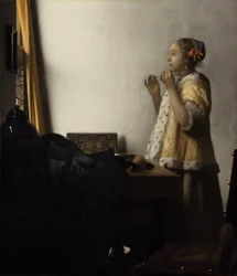 Jeune femme avec un collier de perles