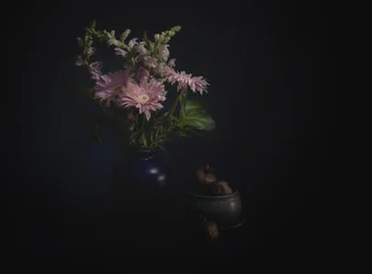 Nature morte florale sombre