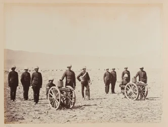 Un groupe de soldats avec deux mitrailleuses Gatling