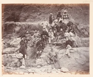 Officiers du 51e Régiment sur Sultan Tarra, montrant différents uniformes de service portés, 1878