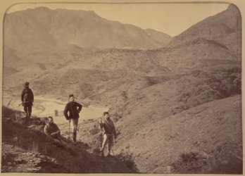 [Soldats sur la colline]