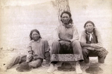 Trois adolescents Lakota en vêtements occidentaux, 1891