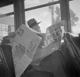 Lecture des nouvelles de guerre à bord d