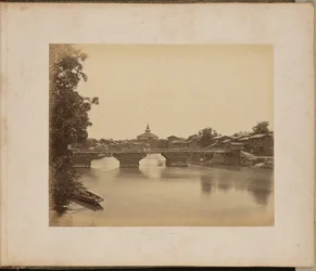 Un pont à Srinaggar sur la Jhelum