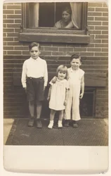 [Portrait de trois enfants]