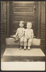 [Deux garçons]