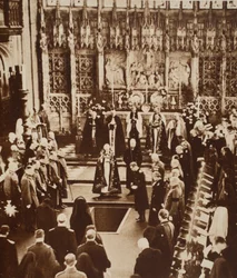 Le roi Édouard VIII répand de la terre sur le cercueil de son père, 1936