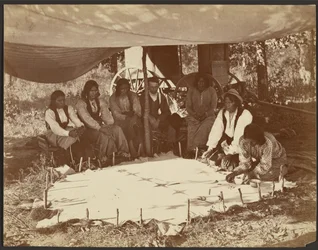 Kiowas peignant une robe, Fort Sill, Territoire indien