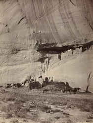 Ruines des habitations troglodytes, Canyon de Chelly, Arizona, vers 1879-1881