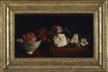 Fleurs dans un Plateau Japonais sur une Table en Acajou