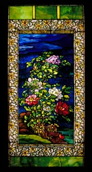 Fenêtre : Pivoines dans le vent, peut-être
1889/retravaillé en 1908 Verre au plomb avec feuille de cuivre)