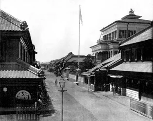 Une rue de Tokyo au Japon, photographie de John Lawson Stoddard (1850-1931), voyageur et conférencier, publication éducative pour Chicago