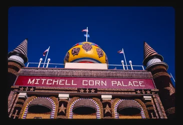 Palais du maïs, vue en contre-plongée, Mitchell, Dakota du Sud, États-Unis