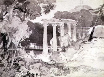 Colonnade classique dans un paysage boisé