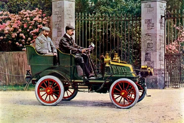Deux gentlemen édouardiens assis dans une voiture, 1902-1903