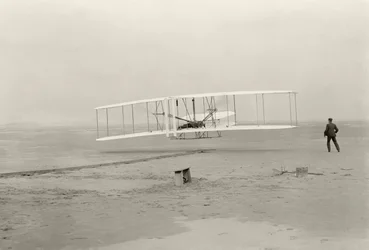 Le Wright Flyer I fait son premier vol de 120 pieds en 12 secondes, à Kitty Hawk, Caroline du Nord