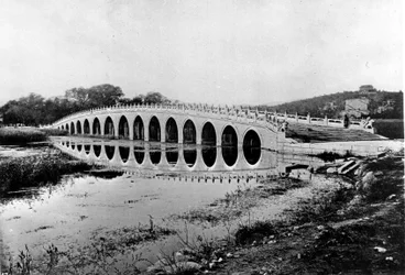 Chine, pont, vers 1870