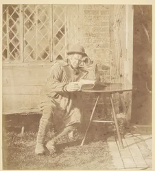 [Homme lisant un livre]