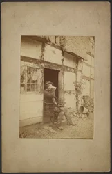 [Homme assis buvant dans une tasse dans l