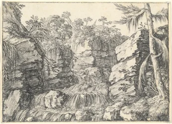 Une cascade entre des falaises rocheuses