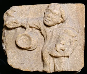 Pierre sculptée représentant un moine portant des objets, Abbaye de Muchelney, Somerset