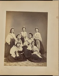 [Portrait de groupe de femmes portant des couronnes et des écharpes].