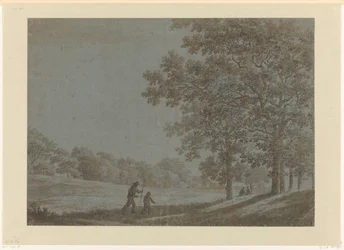 Promeneurs sur un chemin bordé de grands arbres