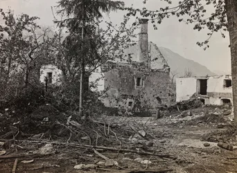 Album "Meine weltkriegs - Erinnerungen Front Sud-Ouest (Carinthie, Italie, Tyrol du Sud) 31/03/1915-12/11/1918 - Josef Zohles Wien": décombres à Bovec