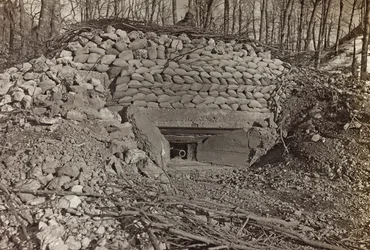 Album "Meine weltkriegs - Erinnerungen Front Sud-Ouest (Carinthie, Italie, Tyrol du Sud) 31/03/1915-12/11/1918 - Josef Zohles Wien": bunker militaire avec canon