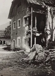 Album "Meine weltkriegs - Erinnerungen Front Sud-Ouest (Carinthie, Italie, Tyrol du Sud) 31/03/1915-12/11/1918 - Josef Zohles Wien": décombres à Valbruna