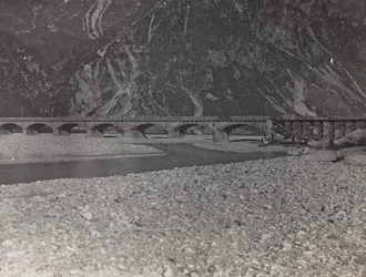 Album "Meine weltkriegs - Erinnerungen Front Sud-Ouest (Carinthie, Italie, Tyrol du Sud) 31/03/1915-12/11/1918 - Josef Zohles Wien": pont militaire sur le Ta
