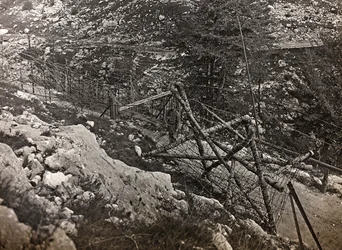 Album "Meine weltkriegs - Erinnerungen Front Sud-Ouest (Carinthie, Italie, Tyrol du Sud) 31/03/1915-12/11/1918 - Josef Zohles Wien": fil barbelé