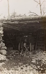 Album "Meine weltkriegs - Erinnerungen South-West Front (Carinthie, Italie, Tyrol du Sud) 31/03/1915-12/11/1918 - Josef Zohles Wien": cabane avec canon