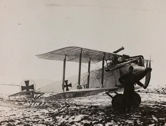 Album "Meine weltkriegs - Erinnerungen South-West Front (Carinthie, Italie, Tyrol du Sud) 31/03/1915-12/11/1918 - Josef Zohles Wien": avion autrichien