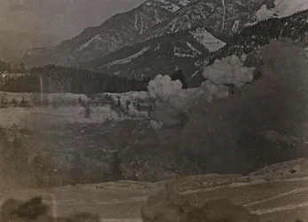 Album "Meine weltkriegs - Erinnerungen South-West Front (Carinthie, Italie, Tyrol du Sud) 31/03/1915-12/11/1918 - Josef Zohles Wien" : bombardements