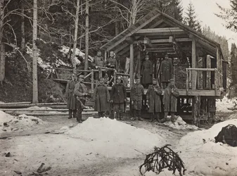 Soldats devant un câble