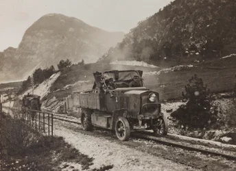 Véhicules militaires le long de la route