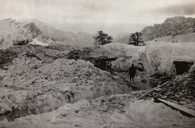 Album "Meine weltkriegs - Erinnerungen South-West Front (Carinthie, Italie, Tyrol du Sud) 31/03/1915-12/11/1918 - Josef Zohles Wien": tranchées dans la neige des