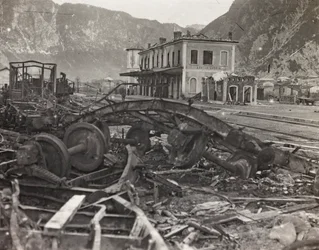 Album "Meine weltkriegs - Erinnerungen South-West Front (Carinthia, Italie, South Tyrol) 31/03/1915-12/11/1918 - Josef Zohles Wien": décombres et ferraille à une usine