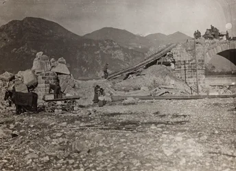 Album "Meine weltkriegs - Erinnerungen South-West Front (Carinthia, Italie, South Tyrol) 31/03/1915-12/11/1918 - Josef Zohles Wien": décombres d