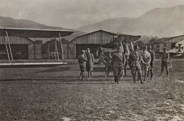 Album "Meine weltkriegs - Erinnerungen South-West Front (Carinthie, Italie, Tyrol du Sud) 31/03/1915-12/11/1918 - Josef Zohles Wien" : aérodrome