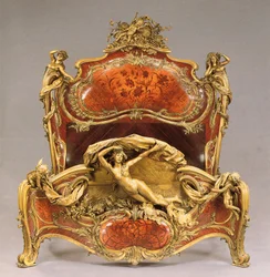 Grand lit de repos de style Louis XV en bois de rose, bois de violette et marqueterie avec montures en bronze doré