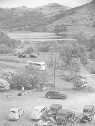 Un groupe de voitures garées à Rydal Water
