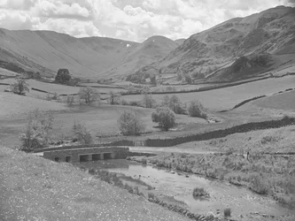 Pont enjambant une rivière entourée de collines à Martindale