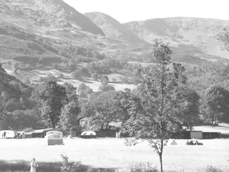 Caravanes garées au pied des montagnes, Rydal