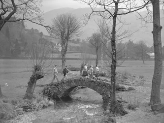 Groupe de jeunes marcheurs sur un pont