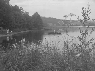 Homme pêchant dans un bateau sur l