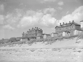 Vue de la plage de Silloth sur les cabines de plage et les maisons le long de la mer ; paysage marin ; vue de face